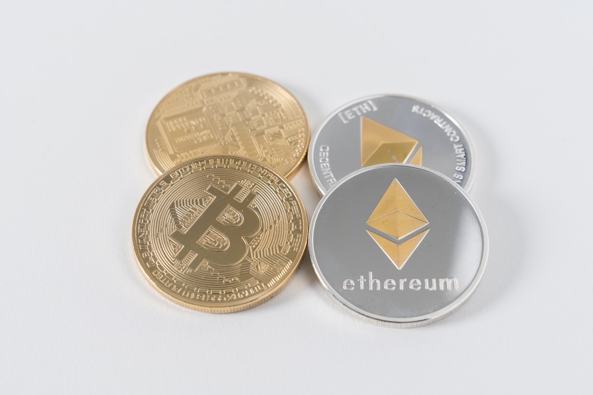 Bitcoin, Ethereum: coins based on blockchain.